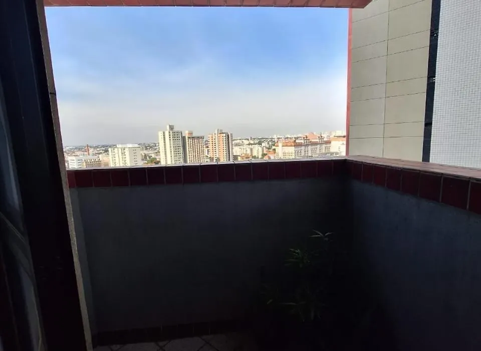 Quarto na região central com alexa integrada e sacada-1