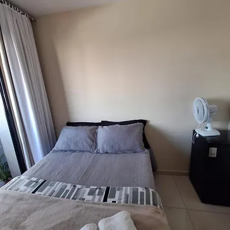 Quarto na região central com alexa integrada e sacada-3