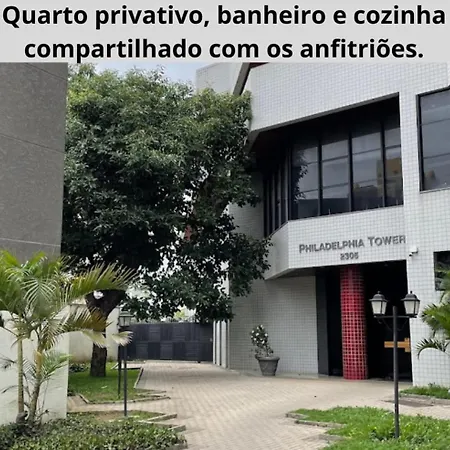 Quarto na região central com alexa integrada e sacada-2